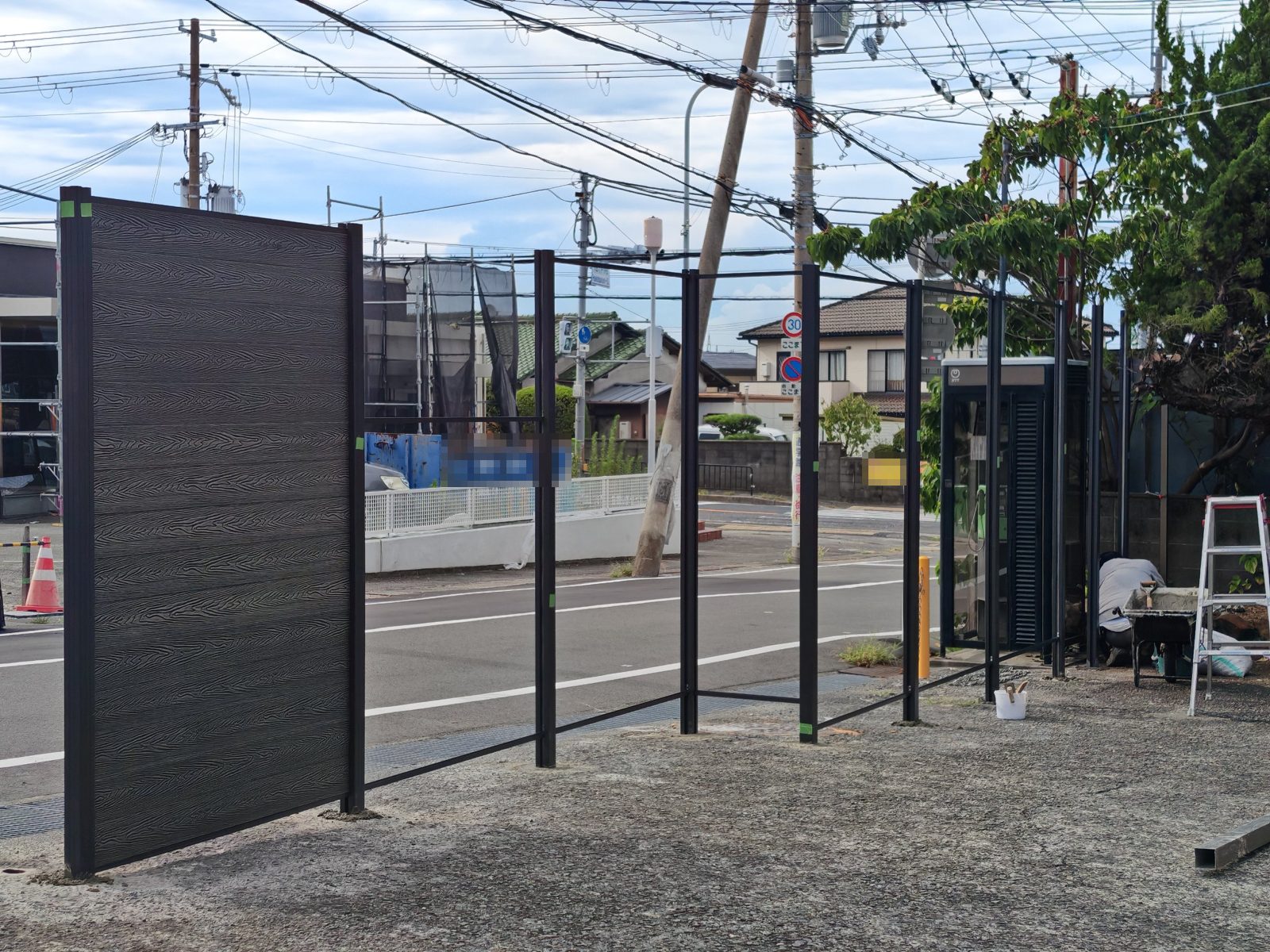 支柱とレールの骨組みと、試しに取り付けた最初のパネル